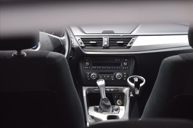 BMW X1 2,0 d 105KW 4X4 TAŽNÉ ALU - fotka 27 z 46
