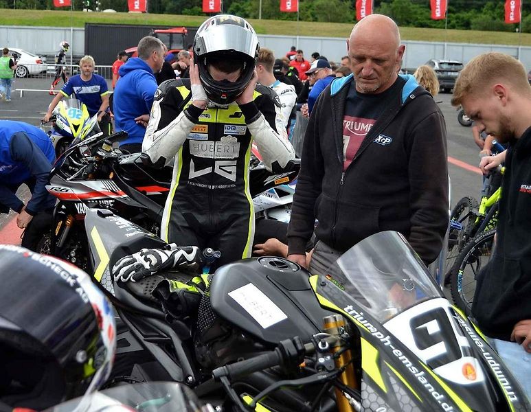 Autodrom Most o víkendu hostil závody mezinárodního mistrovství Německa IDM a závod FIM mistrovství světa sidecarů. Na snímku je rakouský jezdec Philipp Steinmayr v plné jízdě třídy Superbike.