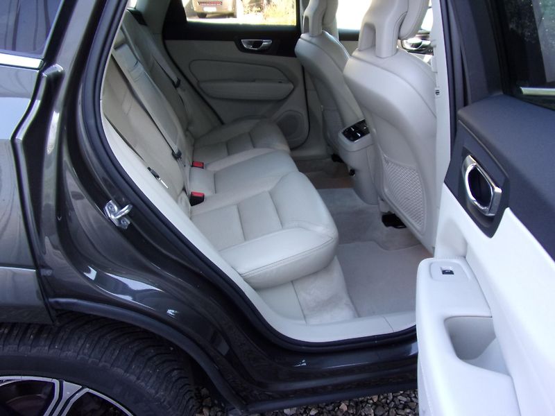 Volvo XC60 2.0D AWD 140kW INSCRIPTION TOP - fotka 21 z 28
