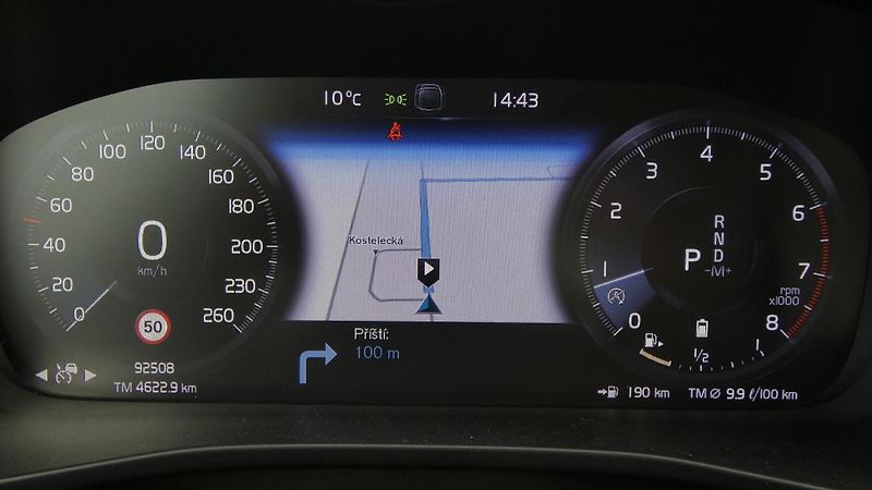 Volvo XC40 B4 AWD R-Design - fotka 13 z 21