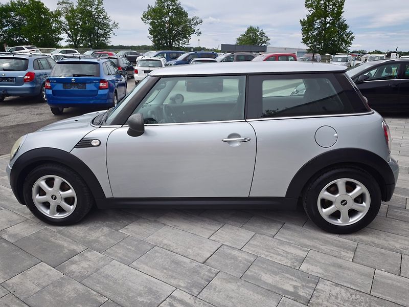 Mini Cooper (2009) ONE 1,4i 70Kw - fotka 8 z 25