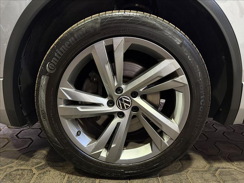 Volkswagen Tiguan Allspace R-LINE 180kW DCC H&K HUD PANO - fotka 49 z 50