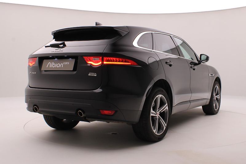 Jaguar F-Pace 25t AWD AUT  - fotka 12 z 38