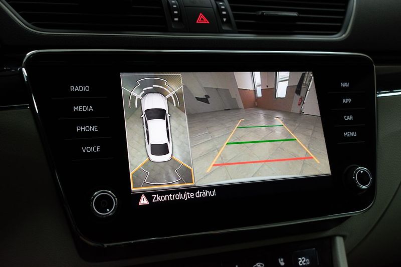 Škoda Superb 2.0 TDI L&K*TAŽNÉ*DPH*ČR 1.MAJ - fotka 32 z 52
