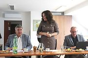 Ředitel Správy Zlín Ředitelství silnic a dálnic Karel Chudárek (vlevo) na jednání o D55 v Dolních Bojanovicích spolu se senátorkou Evou Rajchmanovou a ředitelem Správy Brno Davidem Fialou