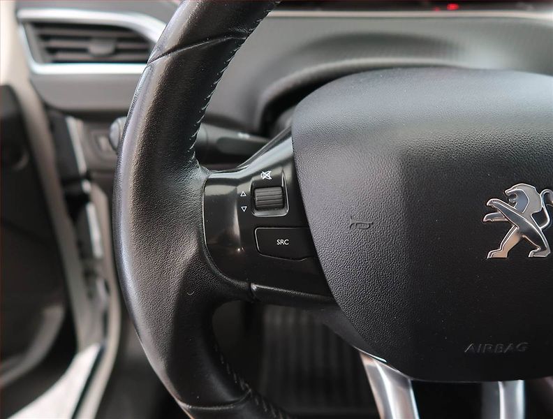 Peugeot 2008 (2014) 1.2 PureTech, Tempomat - fotka 15 z 17