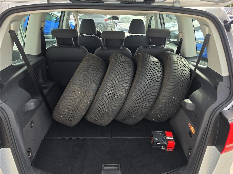 Volkswagen Touran 1,2 TSi 77KW Trend 7 MÍST ALU - fotka 25 z 41
