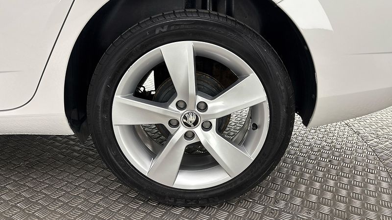 Škoda Fabia 1.0 TSI Ambition Combi - fotka 19 z 23