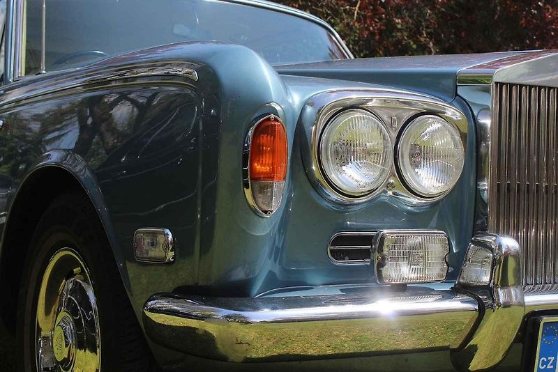 Luxusní vozy se v sobotu 4. května sjely na zámek do Lnář. Převládala auta značky Rolls-Royce.