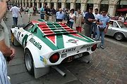 Pohled na vůz Lancia Stratos zezadu.