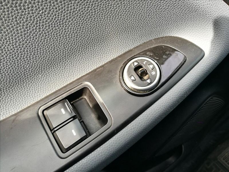 Hyundai i20 1,3 i servis.knížka - fotka 11 z 20