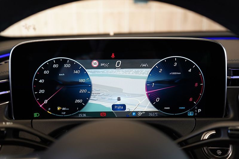 Mercedes-Benz Třídy E 220d 4MATIC AMG, Pano, Tažné - fotka 26 z 49