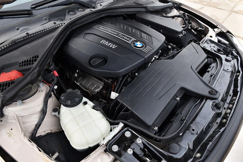 BMW Řada 3 318d (2.0) 6st, NAVI, ALU, PDC - fotka 49 z 51