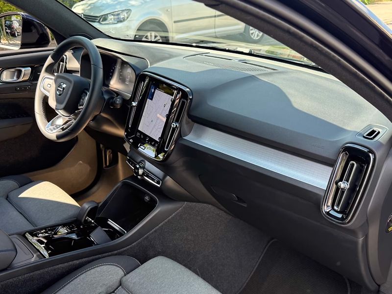 Volvo XC40 T2 Plus Dark H/K LED Kam Paměť - fotka 22 z 25