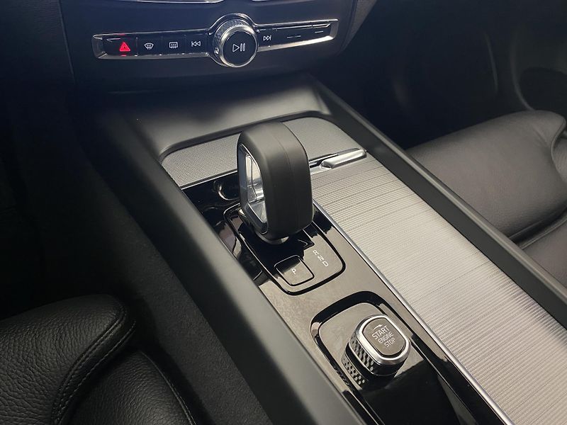 Volvo XC60 B5 AWD DARK PLUS AUT - fotka 27 z 53