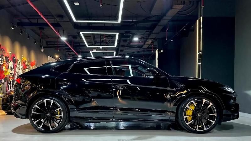 Lamborghini Urus (2020) Vysoce výkonné SUV V8 - fotka 9 z 13