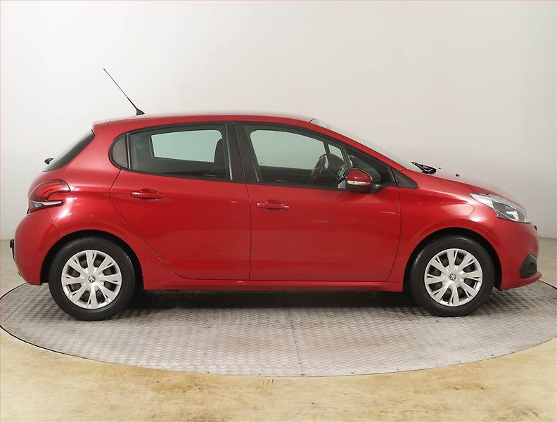 Peugeot 208 (2017) 1.2 PureTech, ČR,1.maj - fotka 6 z 15
