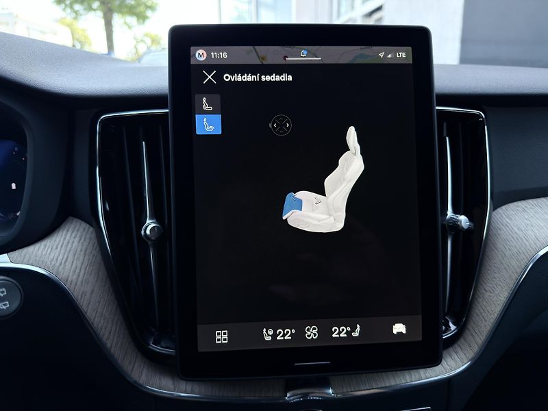 Volvo XC60 B5 AWD // PLUS DARK + sada kol - fotka 23 z 44