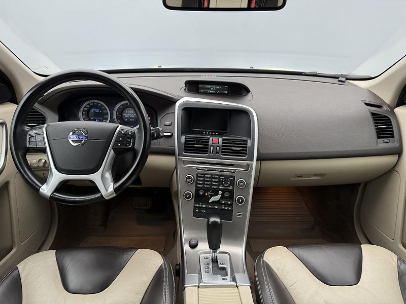 Volvo XC60 D4 AWD SUMMUM AUT CZ - fotka 2 z 45