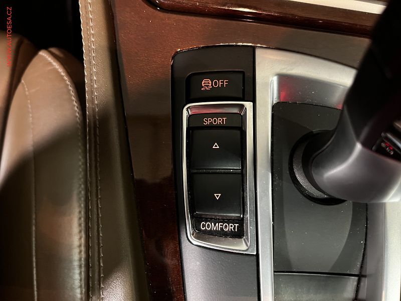 BMW Řada 5 (2015) 3.0D 535d xDrive, AT, navi - fotka 17 z 17