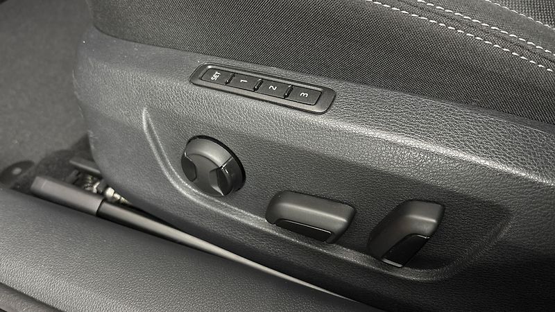 Škoda Superb 2.0 TDI DSG Style Combi - fotka 21 z 26