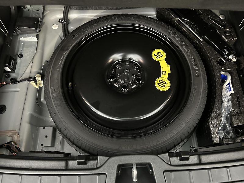 Volvo XC40 2.0 B3 ESSENTIAL - fotka 13 z 30