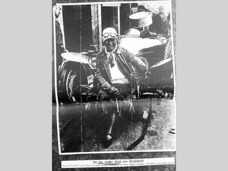 Legendární závodnice Eliška Junková na poštovní známce. Aršík, který vydává Česká pošta, vyjde 26. listopadu.