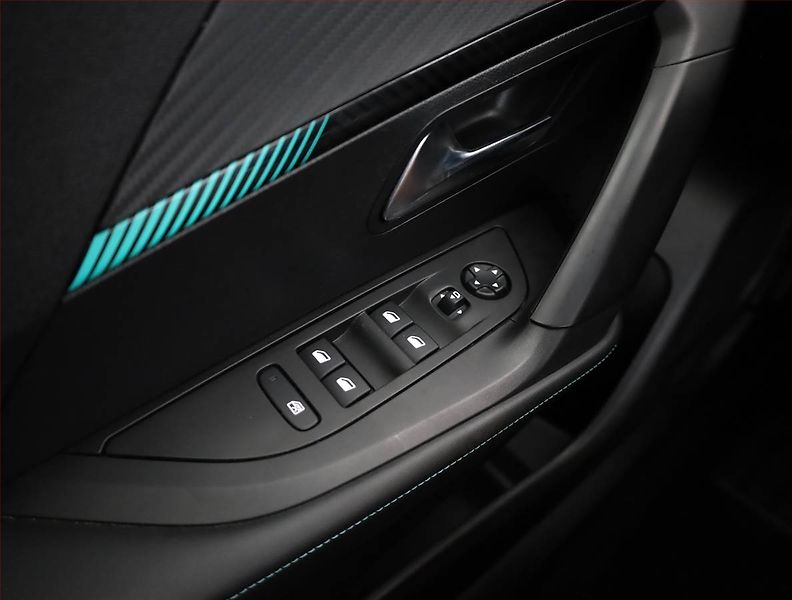 Peugeot 2008 (2021) 1.2 PureTech, Serv.kniha, Kůže - fotka 16 z 19