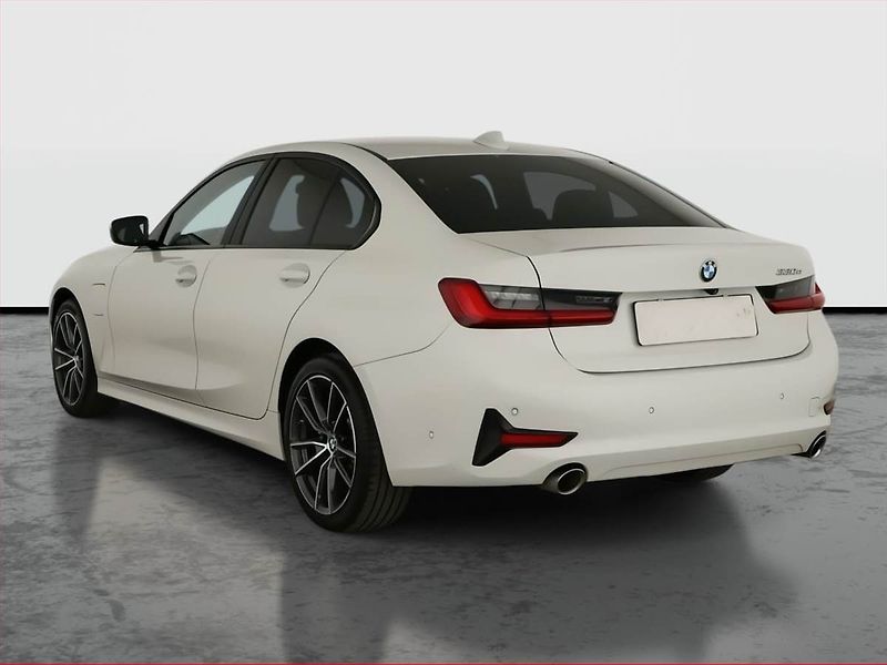 BMW Řada 3 (2019) 330 e - fotka 4 z 19