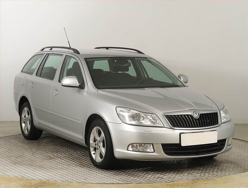 Škoda Octavia (2011) Ambiente Plus 2.0 TDI, Xenony - fotka 1 z 18