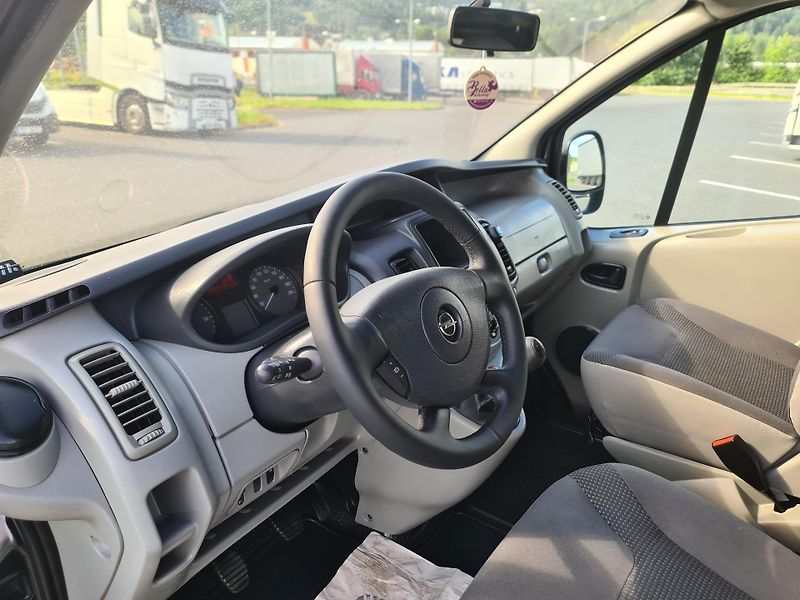 Opel Vivaro (2011) 2.0 CDTi 84-KW 8-MÍST OLOMOUC - fotka 46 z 75