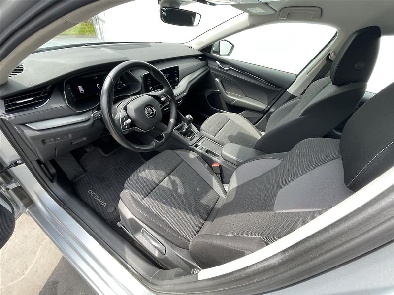Škoda Octavia 2,0 TDI Combi Ambition Plus - fotka 5 z 21