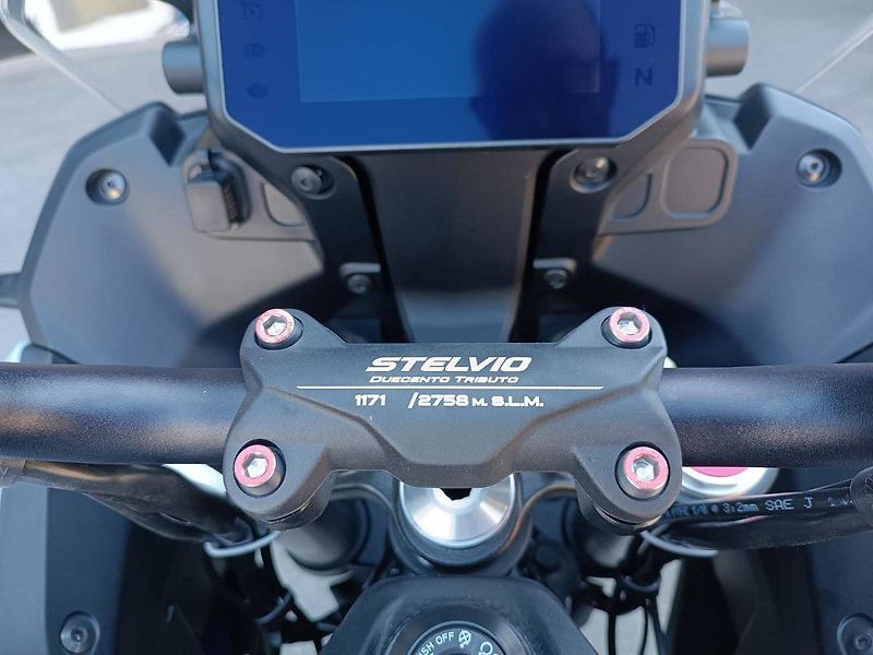 Moto Guzzi V 100 Stelvio (2026) Stelvio V100 Duecento Tributo - fotka 12 z 15