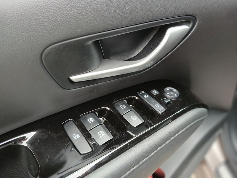 Hyundai Tucson Plug-in Hybrid1,6 T-GDI 4x4 AT - fotka 18 z 20