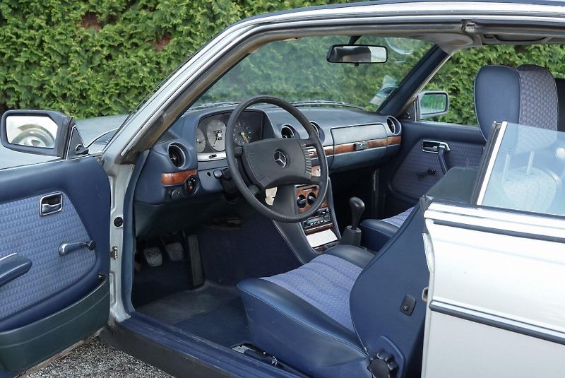 Mercedes-Benz 123 (1977) 230 CE - fotka 10 z 11