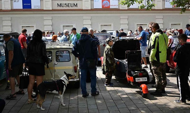Nablýskané historické vozidla a motorky obsadily v neděli 19. května centrum Prostějova. 19.5. 2024