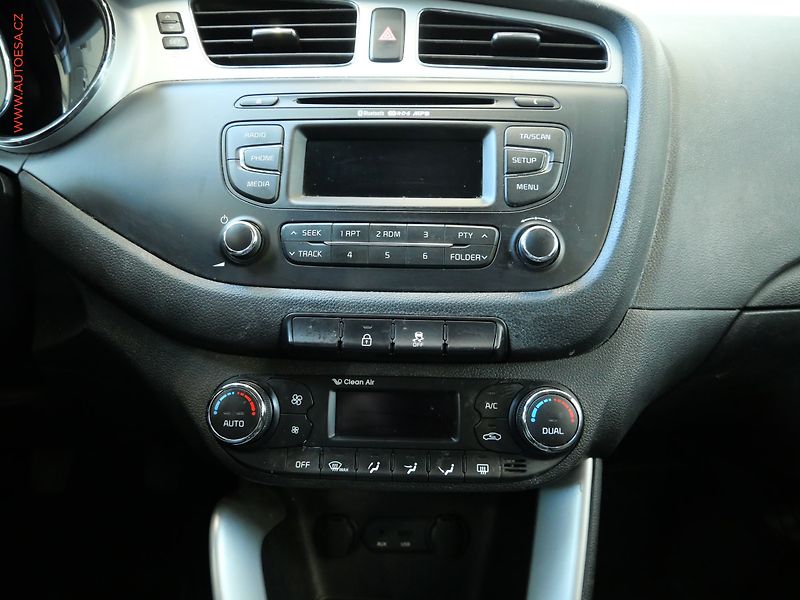 Kia Ceed (2013) 1.6GDi, ČR, AC, park.čidla - fotka 13 z 22