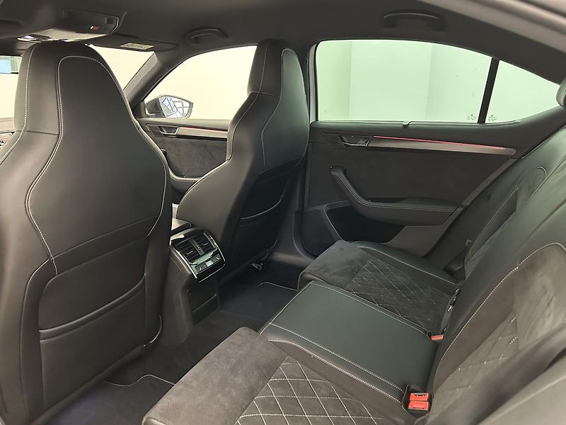 Škoda Superb 2.0 TDI 4x4 SportLine - fotka 24 z 31