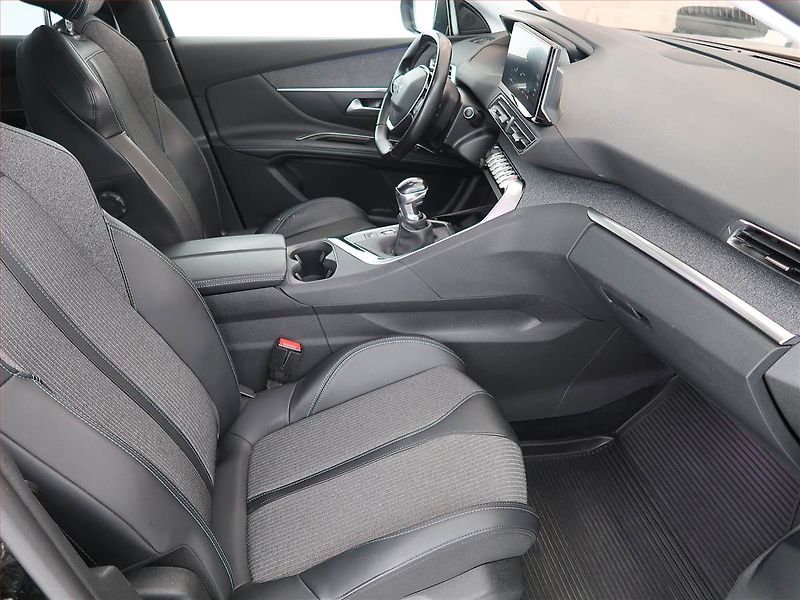 Peugeot 3008 (2022) Allure Pack 1.2 PureTech - fotka 9 z 21