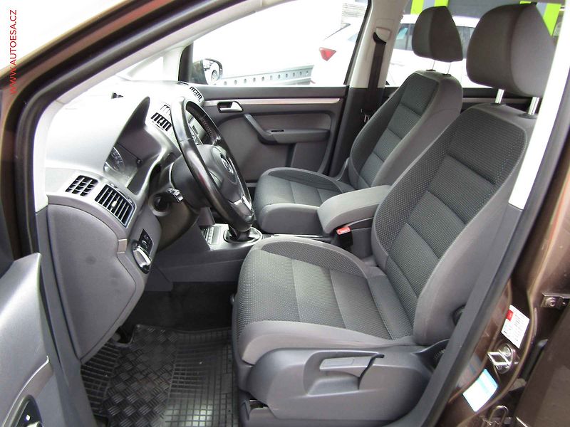 Volkswagen Touran (2011) 1.4 TSi, AC, výhřev sed - fotka 9 z 20