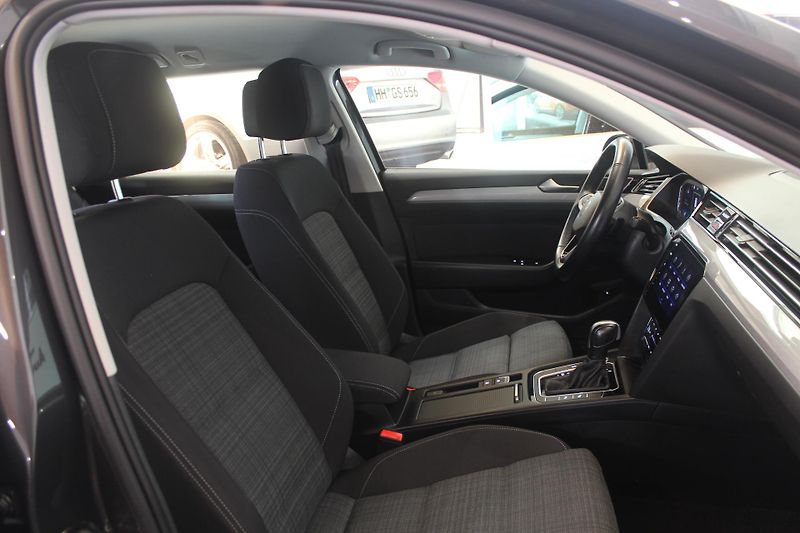 Volkswagen Passat (2022) 2.0TDI DSG Display LED TAŽNÉ - fotka 23 z 37