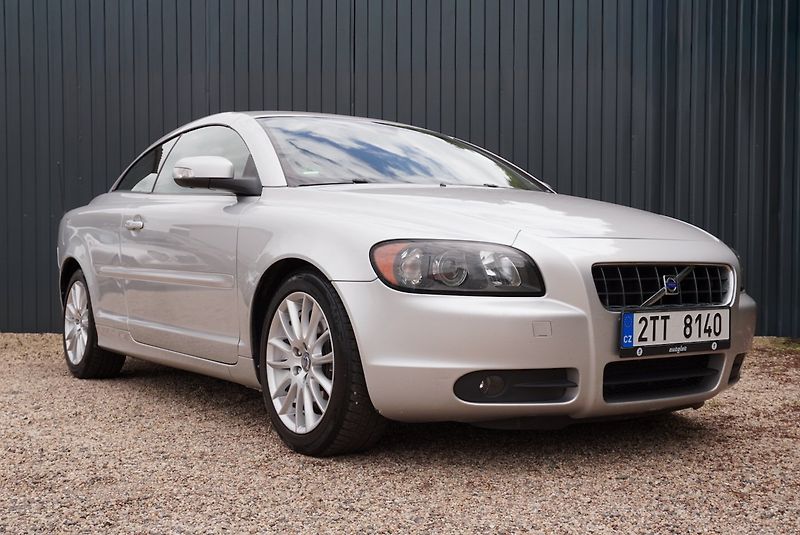 Volvo C70 2.4 D5 MOMENTUM - fotka 3 z 34