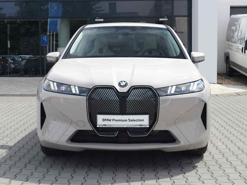 BMW iX - fotka 2 z 10