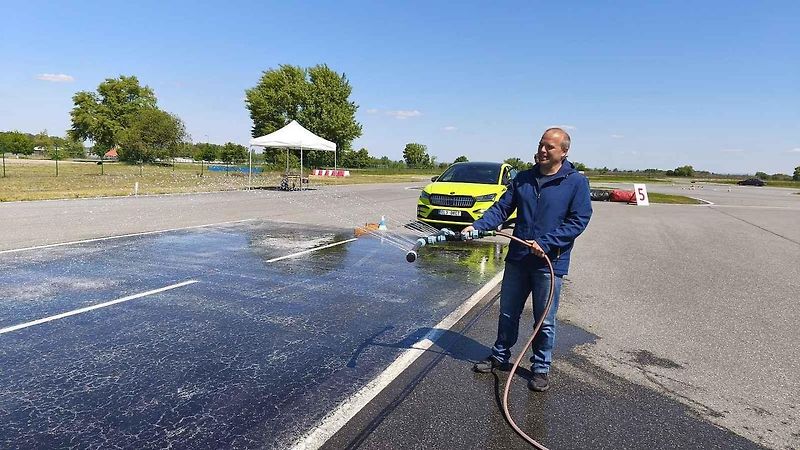Součástí akce byla i oddychová soutěž v tlačení auta.