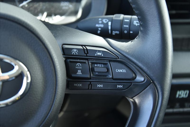 Toyota Yaris 1.5 HYBRID e-CVT A/T ACC - fotka 16 z 22