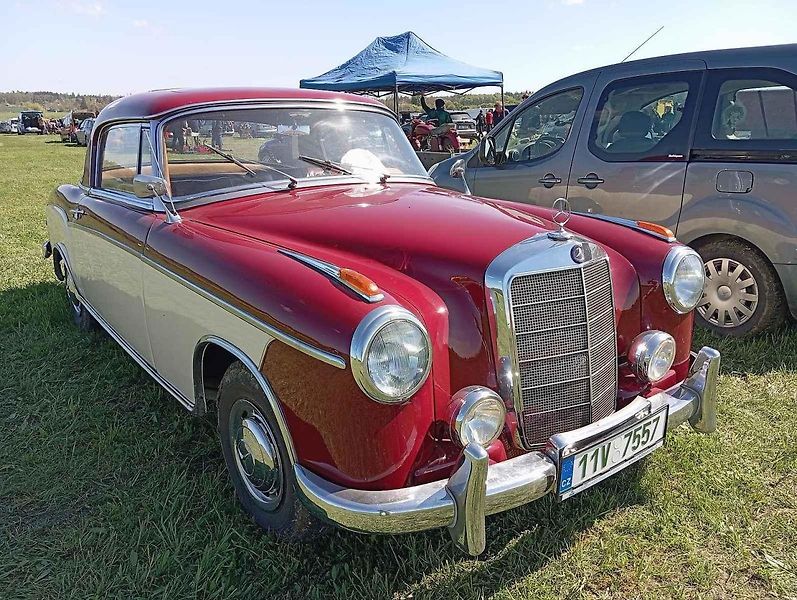 Plochu letiště ve Velké Dobré zaplnili od pátku do soboty zejména vyznavači motorismu.