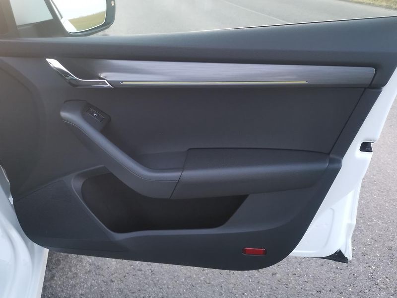 Škoda Octavia 2,0TDI DSG 110kW ACC STYLEPLUS - fotka 28 z 87