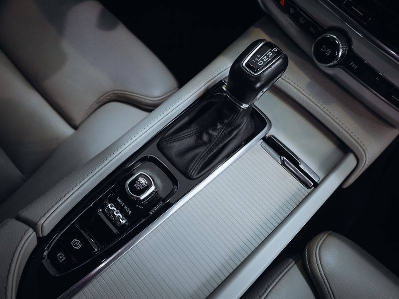 Volvo V90 D5 Momentum 173 kW AWD - fotka 24 z 30