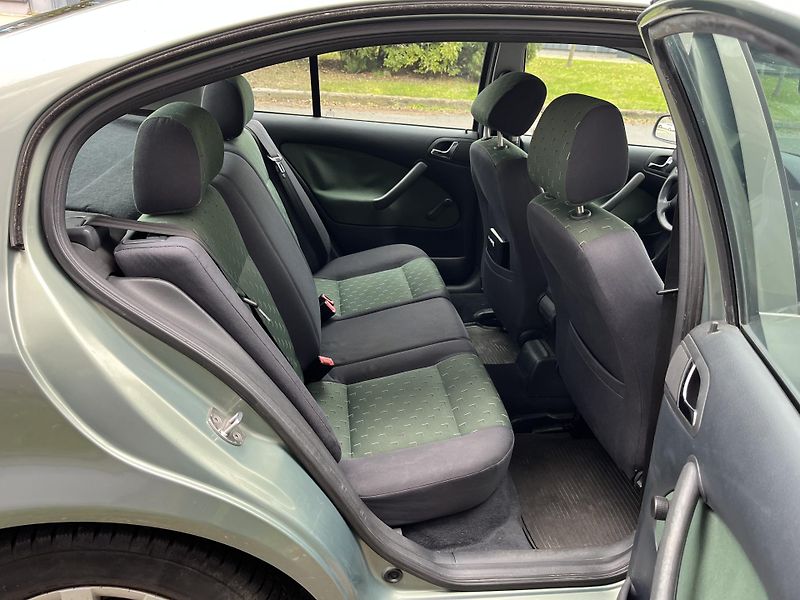 Škoda Octavia 1,6 MPi Ambiente/ servisní k. - fotka 18 z 28