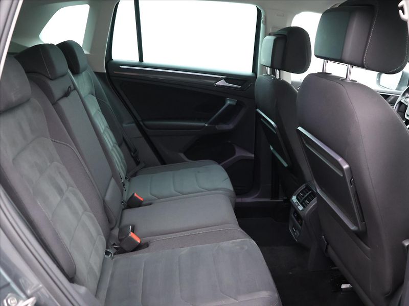 Volkswagen Tiguan 2,0 TDI 110kW DSG R-line DPH - fotka 13 z 32